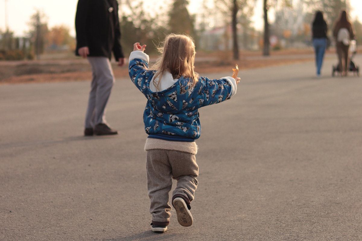 toddler-running-towards-man-in-outdoor-setting-2026-09-23-05-32-40-utc